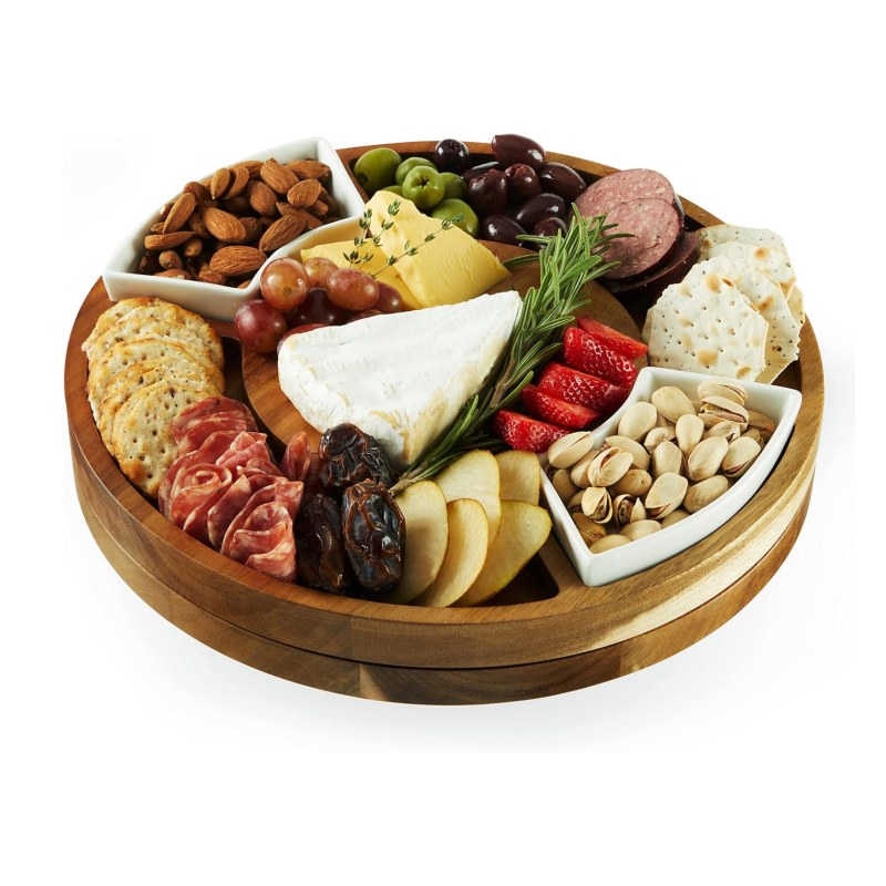 Wooden cheese boards enhance the texture of kitchen decoration