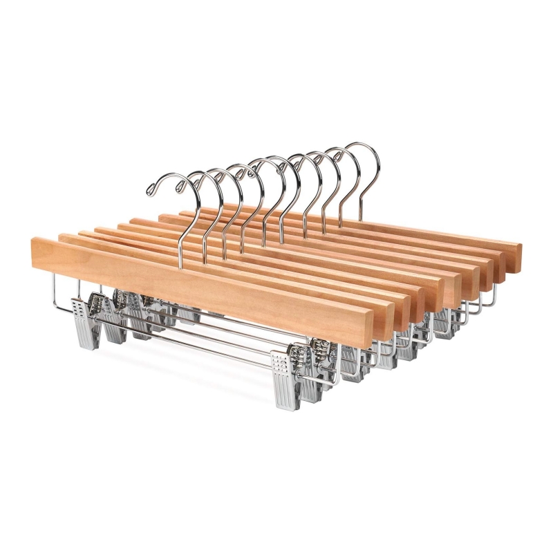 How can wooden clothes be hung in the bedroom to achieve the maximum effect