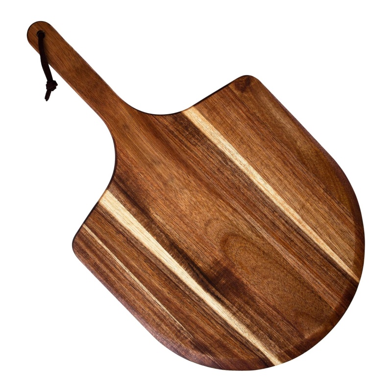 The wooden pizza board is not only a tool but also a natural embellishment on the dining table