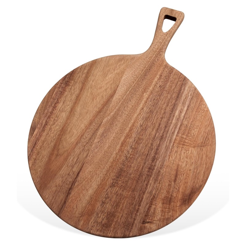 The wooden pizza board fills your kitchen with a natural atmosphere