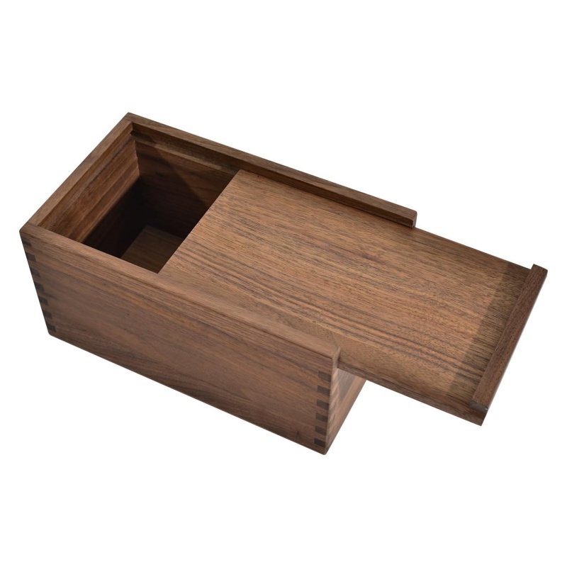 The eco-friendly design of the wooden storage box makes the home more personalized