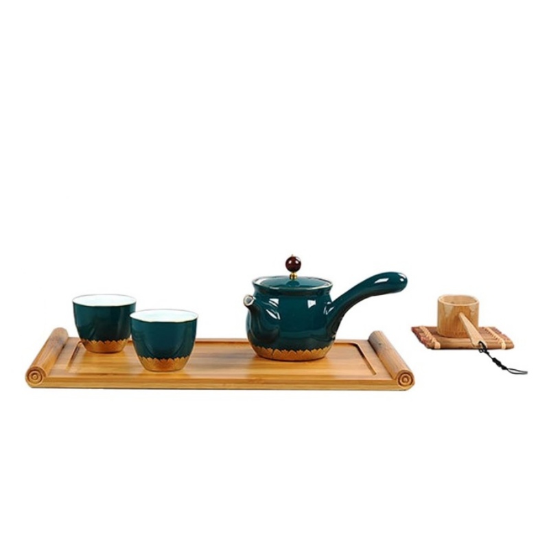 Brewing tea with a bamboo tea tray doubles the sense of ceremony